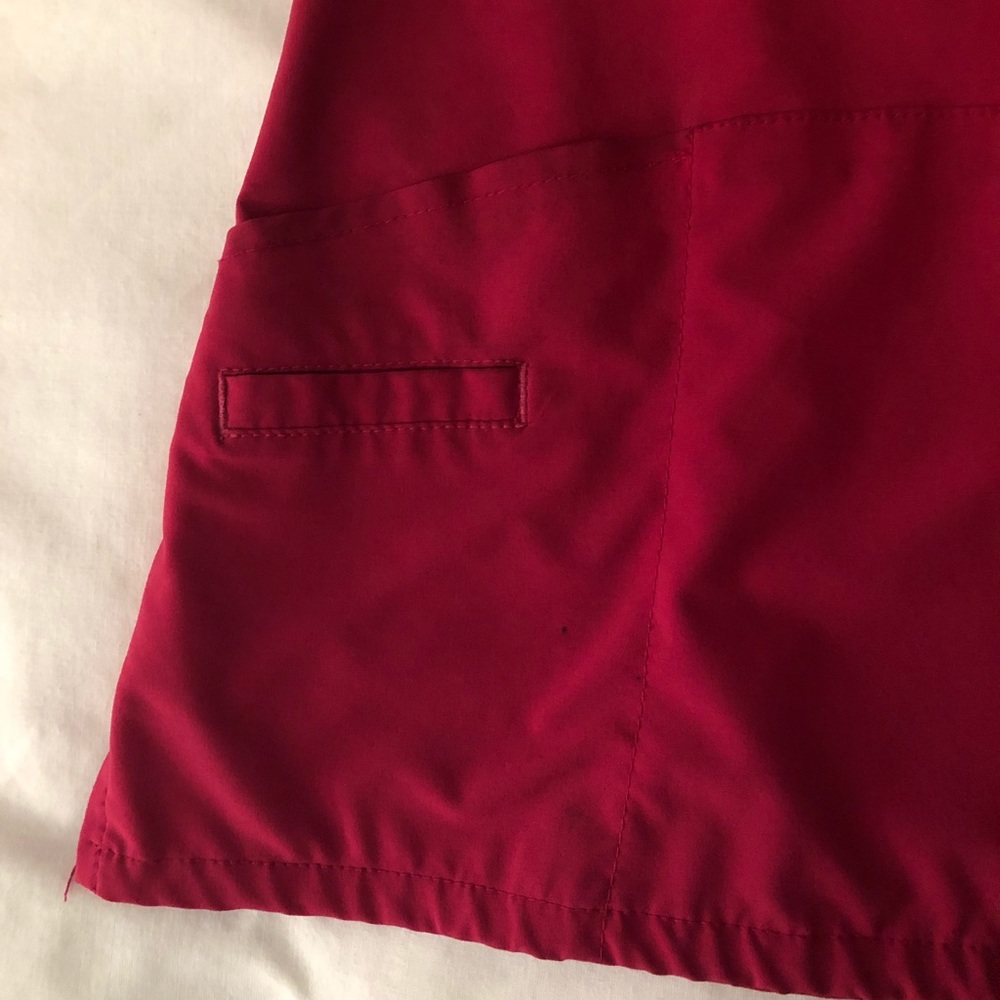 Smitten Goddess 5 Pocket V-Neck Scrub Top - Picture 7 of 8